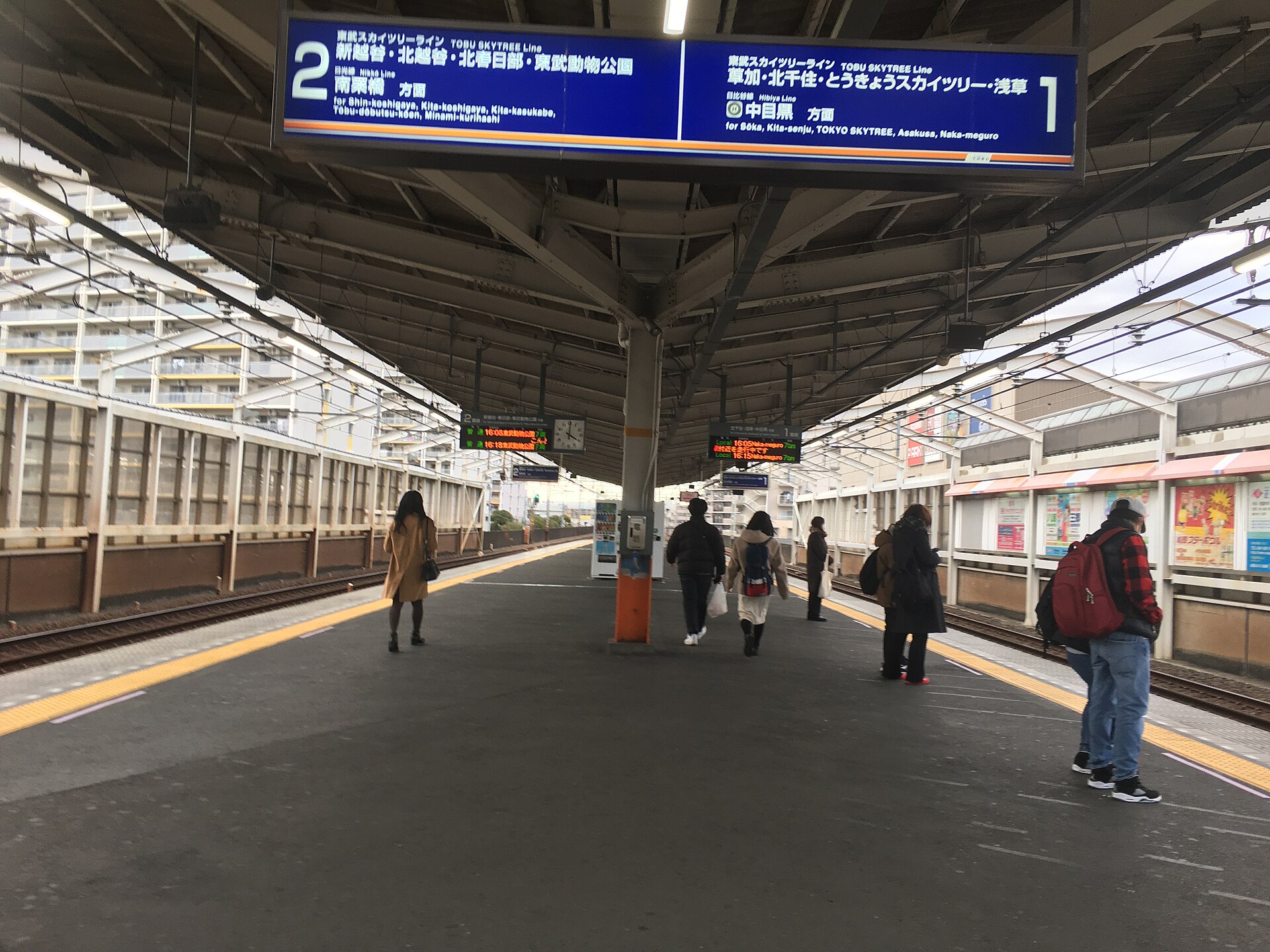 獨協大学前駅のホーム